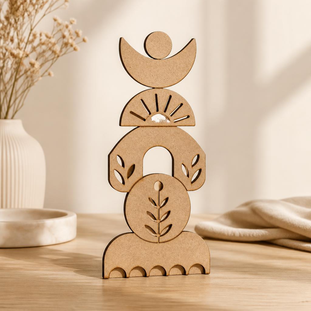 Totem decorativo em MDF cortado a laser com formas orgânicas sobre mesa de madeira